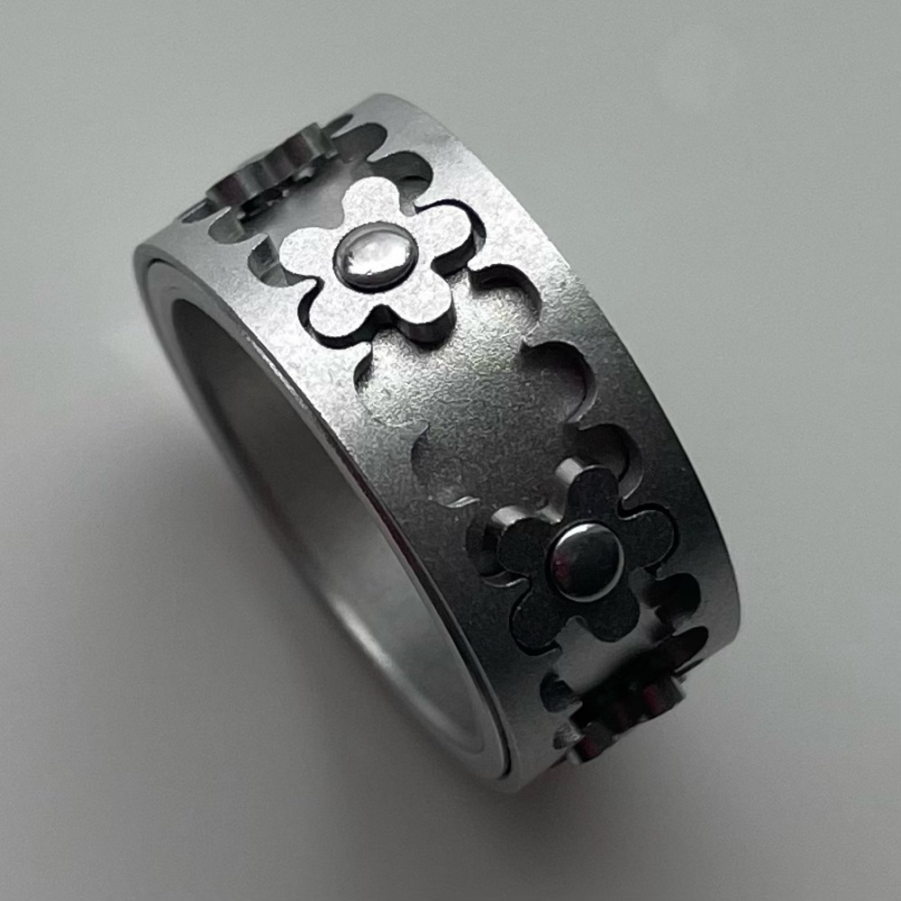 Sterling Silver spinning ‘Rachel’ ring | Size: 6